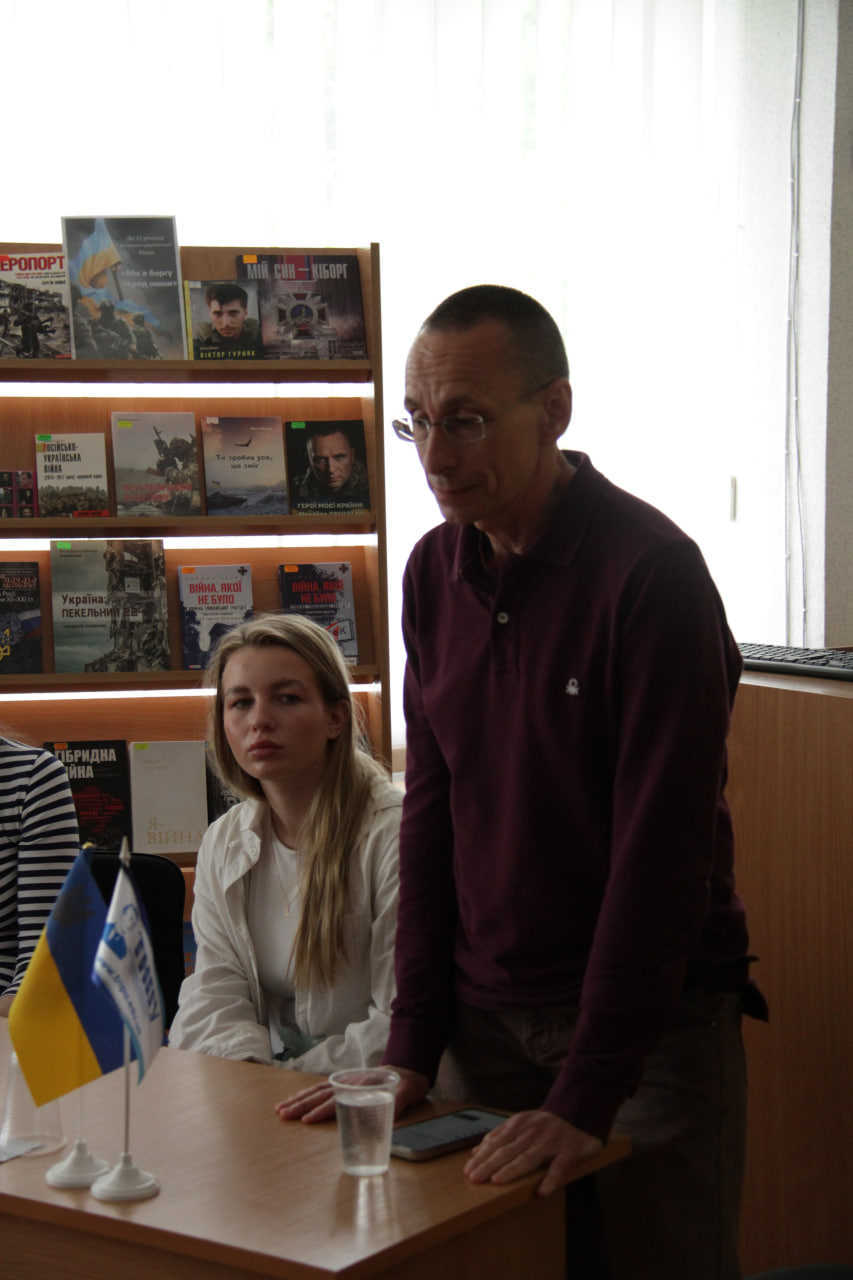 Юрій Шаповал розповідає історію перебування у російській неволі в тюрмах окупованого Донецьку.jpg Yurii_Shapoval_rozpovidaie_istoriiu_perebuvannia_u_rosiiskii_nevoli_v_tiurmakh_okupovanoho_Donetsku